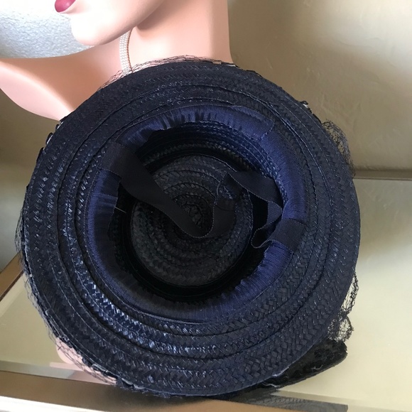 CHIC 1930s\' BLACK STRAW TILT FEDORA -CREME FABRIC TRIM, BAKELITE ORNAMENT & VEIL main image 9
